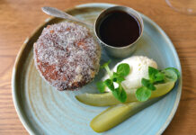 Bistro Henriksin possumunkki yhdistää lähipossun ja makean sokerimunkin – haastaja kuumalle koiralle Tampereen bistro - Tampereen ravintolat keskustassa