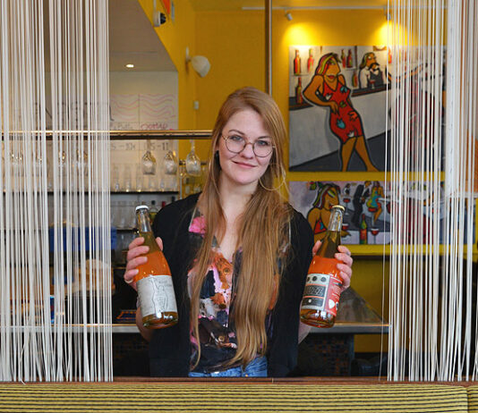 Inezin ravintolapäällikkö kaataa kovaa ja korkealta – sidra natural muutti Sara Suihkosen käsityksen siideristä Espanjalainen ravintola Tampereella