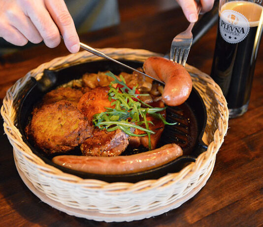 Kellarimestari pannuineen palasi Plevnaan – olut-tasting aterian kylkeen Olutravintola Plevna tarjoilee myös laadukasta lounasta ja illallista.