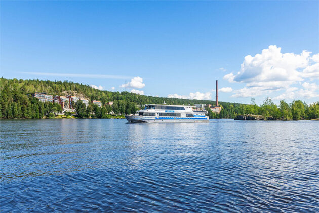 M/s Silver Sky risteilee Tampereen Pyynikinharjun maisemissa. Kuva: Hopealinjat.