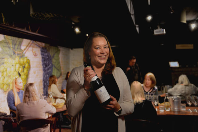 riesling-viikont-tampereella Riesling-viikot 2026 Tampereella. Anniina Schreiner maistattaa Viinibaari Vinnissä saksalaisia viinejä viinitastingissa. Kuva Kohokohdat.fi
