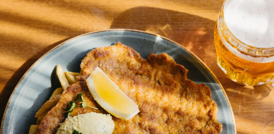 Kalevan Hertta -kortteliravintolan fish & chips -annos.