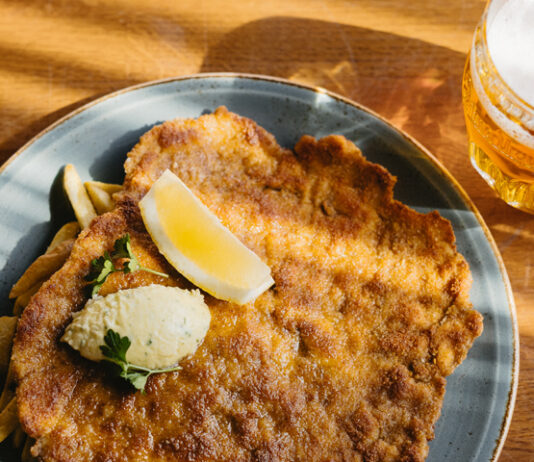 Kalevan Hertta -kortteliravintolan fish & chips -annos.