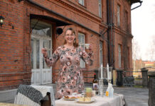 Christina Suominen kaataa kahvia ja viiniä Näsijärven rannalla – Café Kartano avautuu Lielahden kartanoon