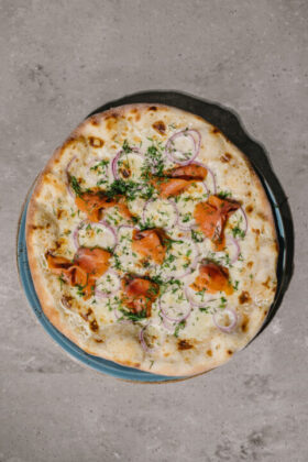 Kalevan Hertta -kortteliravintolan flammkuche-annos on vaihtoehto pizzalle.