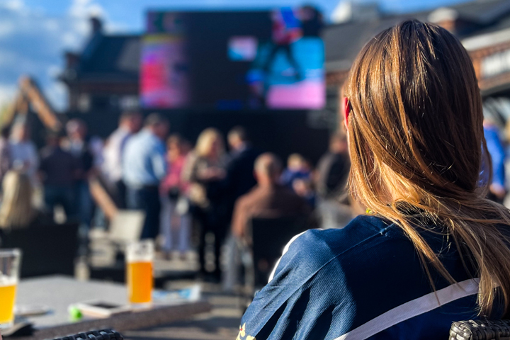 Paja Barin jättiscreeni Torni Tampereen veturitallien edustalla.