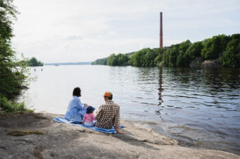 Pyynikin uimarannan ympäristö on kaunista järvimaisemaa. Lapsiperhe Jalkasaaressa. Kuva: Joonas Linkola.