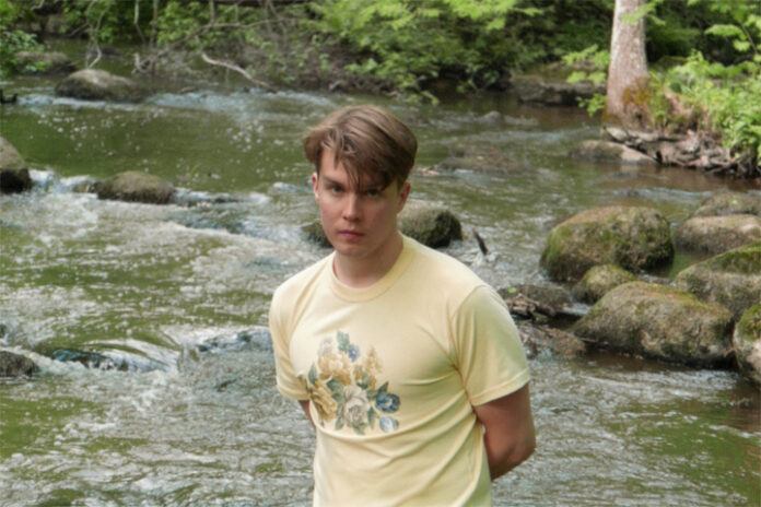 ville-veikka-keikat-tampere Ville Veikan musiikissa kansainväliset indie- ja folk-vaikutteet yhdistyvät suomalaiseen lauluntekijäperinteeseen.