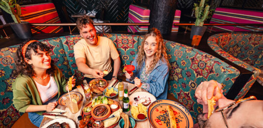 Amarillo on uudistunut palaamalla juurilleen ruokalistalle ovat palanneet asiakkaiden rakastamat fajitakset ja nachot, ja ravintolan tunnelma on päivitetty rennon autenttiseksi mextex-elämykseksi. Kuva Amarillo.
