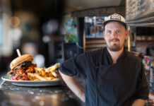 Kesätuulet puhalsivat uusia makuja O’Connell’sin lautasille – burgereita, falafelia ja nyhtöpossua pubihengessä Kesätuulet puhalisivat uusia makuja O’Connell’sin lautasille – burgereita, falafelia ja nyhtöpossua pubihengessä