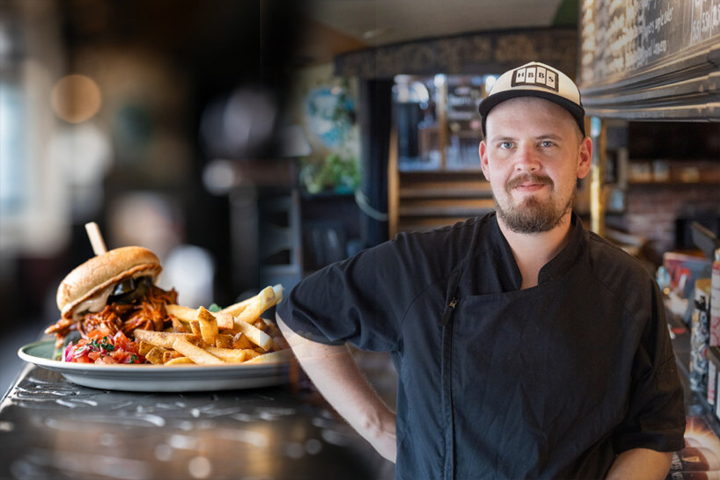 Kesätuulet puhalisivat uusia makuja O’Connell’sin lautasille – burgereita, falafelia ja nyhtöpossua pubihengessä