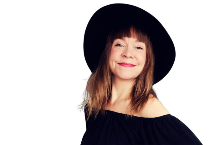 saana-peltola-stand-up-keikat Stand up -show Tampereella - Saana Peltonen esiintymässä.