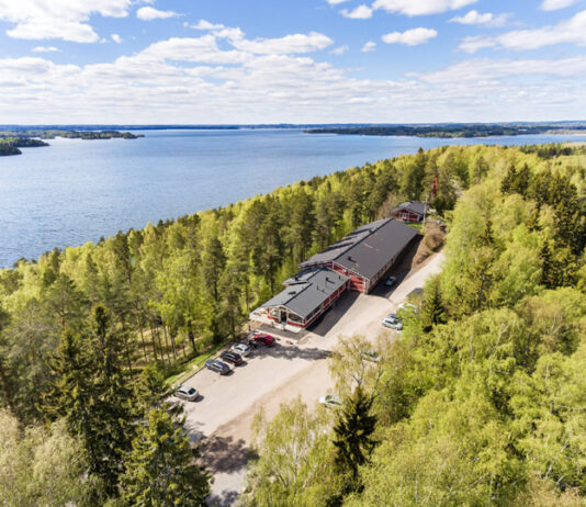 Vehoniemen automuseo sai kesäksi vetonaulan – Tabe Slioorin legendaarinen Corvette houkuttelee jäätelölle Vehoniemen automuseo Kangasalla.