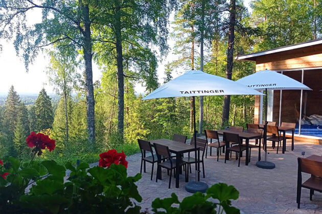 Viinitupa Vuorenmajan n&auml;k&ouml;alaterassi Pirkanmaalla M&auml;ntt&auml;ss&auml;.