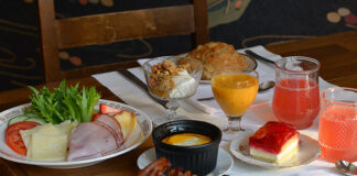 Café Kartanon viikonloppubrunssit ovat elämys vintage-tunnelmassa