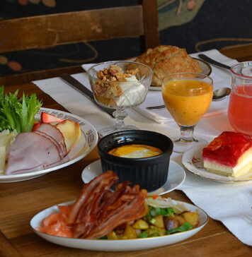 Café Kartanon viikonloppubrunssit ovat elämys vintage-tunnelmassa