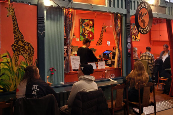 Afrikkalainen ravintola Tampereen Kauppahallissa tarjoilee senegalilaisia burgereita.