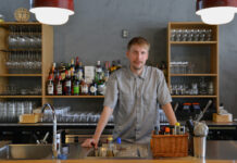 Suomen paras baarimestari ja paras uusi cocktailbaari – Juho Tuppurainen toi tuplavoiton Tampereelle Pitkän Päivän ilta -cocktailbaari ja kahvila Tampereella