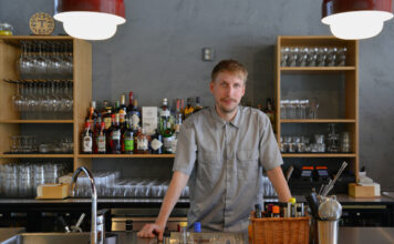 Suomen paras baarimestari ja paras uusi cocktailbaari – Juho Tuppurainen toi tuplavoiton Tampereelle Pitkän Päivän ilta -cocktailbaari ja kahvila Tampereella
