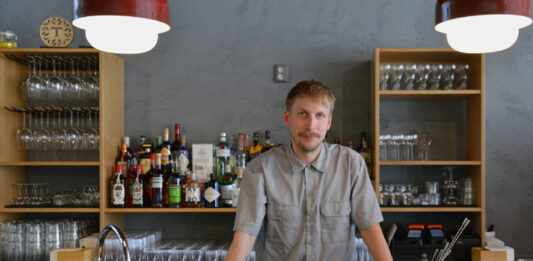 Pitkän Päivän ilta -cocktailbaari ja kahvila Tampereella