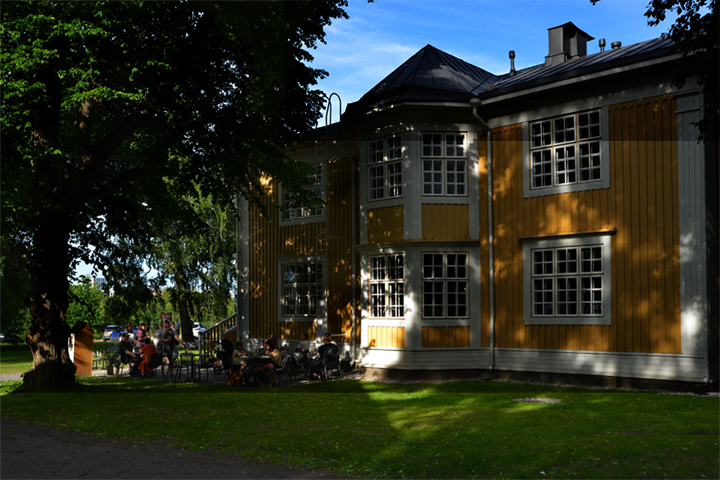 Ravintola Väst Hiedanrannassa.