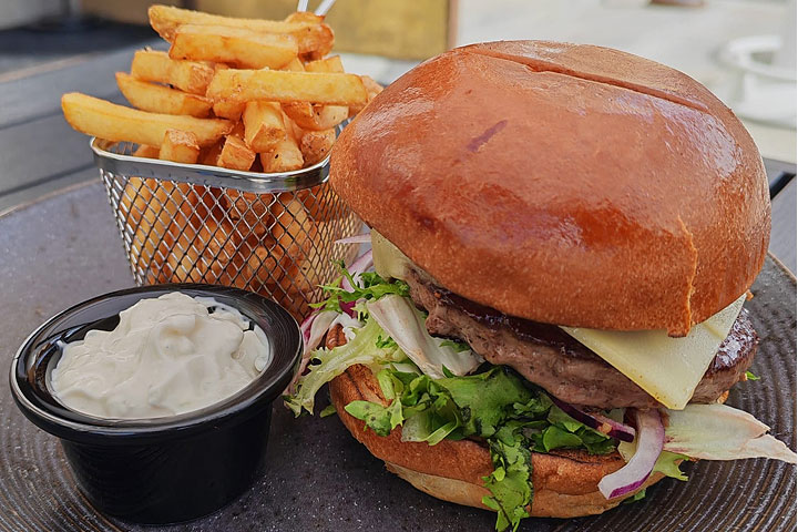 Teatterin terassin burger Tampereella Keskustorin äärellä.