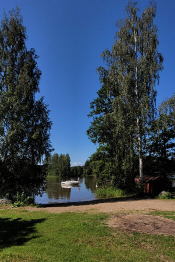 Vieraita saapuu Vaihmalan Hoviin myös laiturin kautta. Etualalla näkyy myös hotellin pieni hiekkaranta nurmialueineen.