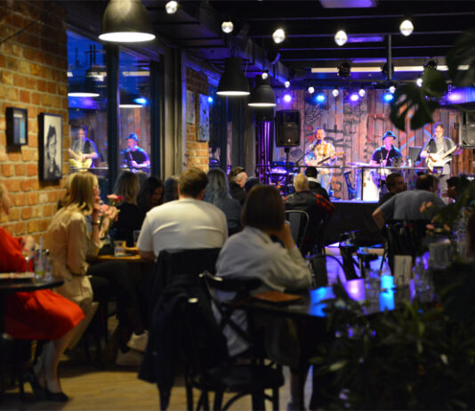 LÖYDÄ JUHLAPAIKKA PIKKUJOULUIHIN RAVINTOLASTA: Pikkuravintola kokonaan omalle ryhmälle X 10 Pikkujoulut ja keikat Huurteessa. Vuokraa koko ravintola omaan käyttöön