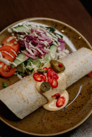 Zarillo-ravintolan burrito-annos lautasella Tampereen keskustassa