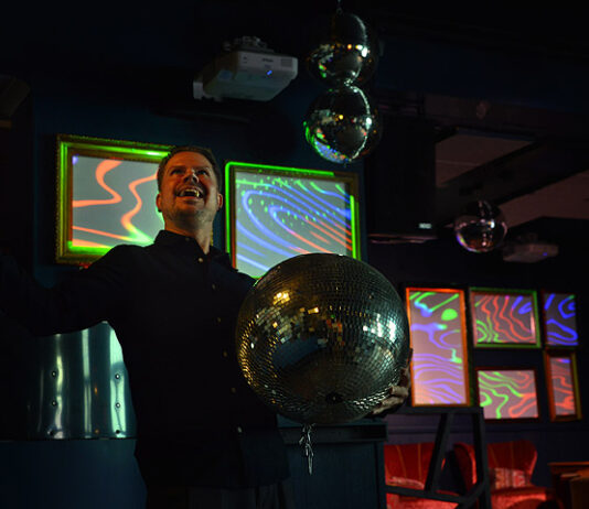 Desibeli-yökerho on uusi aikuinen vaihtoehtoklubi Tampereella tanssin ja yöruoan nälkäisille Desibelin dj-illat Tampere