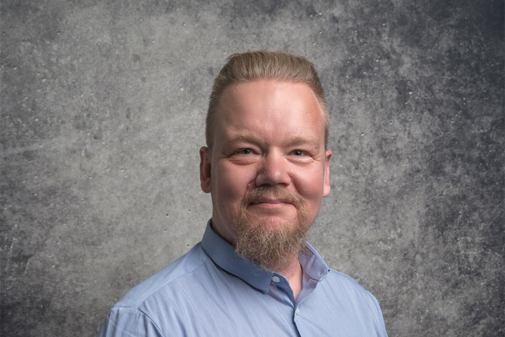 Koomikkopappi Samsa Simpanen.