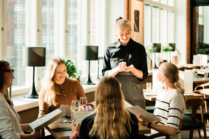 Ravintola-Tampella-poytiintarjoiltu-lounas-Tampere