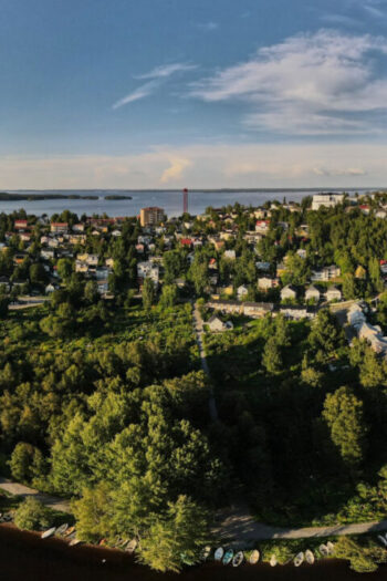 Pispalan haulitorni Pyhäjärveltä kuvattuna.