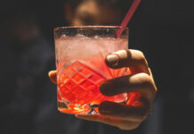 Lama – Petsamon uusi cocktailbaari Tampereella on osa kaupunginosabaarien uutta aaltoa Lama Cocktailbaari - Uusi baari Tampereella Petsamossa Kalevan kaupunginosan lähellä.