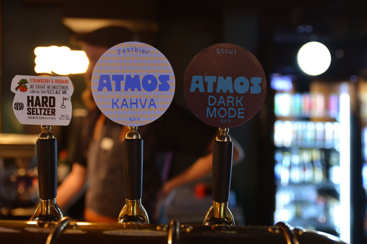 Palokärki tikkabaari Kauppakadulla tarjoaa myös oluen ystäville laadukkaan valikoiman. Kuvassa paikallisen Atmos-panimon oluita toiselta puolen Tammerkoskea. Kuva: Toni Honko, Kohokohdat.fi.