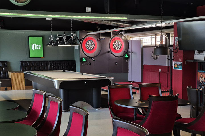 Players Inn -tikkabaari Tampereella Kalevassa ja sen darts-taulut.