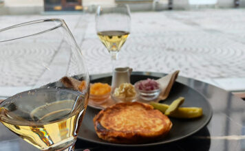 Blinejä Tampereella – slaavilainen rapsakka sesonkiherkku keskitalveen Blinejä Tampereella, Astorissa - Tampereen parhaat blinipaikat