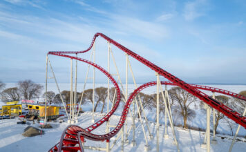 Särkänniemen vuoristoradat saa kesällä 2026 hieraisemaan silmiään – uusi vuoristorata saavutti harjakorkeuteen Sarkanniemen-vuoristoradat Tampereella tarjoavat hurjaa kesätekemista.