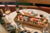 Sushibar+Wine avautuu Tampereelle – pöytiintarjoiltuja annoksia ja viinibaaritunnelmaa Sushibar & Wine on uusi ravintola Tampereen keskustassa Hallituskadulla.