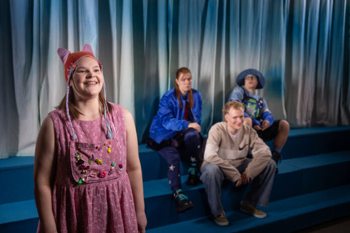 Ahaa-Teatteri-Puun-ja-kuoren valissa