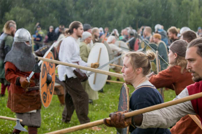 viikinkitaisteluseura-birckalan-soturit Rautakauden Birckala muinaisfestivaali Pirkanmaalla - Viikinkitaisteluseura Birckalan Soturit toteuttaa Sepän pajan pellolla suuren taistelunäytöksen