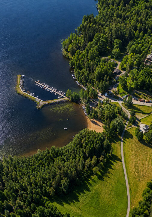 Härmälän rantapuisto ja Rantaperkiön uimaranta Pyhäjärven rannalla Härmälän historiallisella huvilarannikolla.