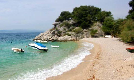 Brelan rannat ja kirkas vesi kutsuvat luokseen – Melkoisen hieno löytö! Brelan rantoja voi ihailla vuorilta.