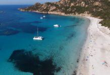 Valkoinen hiekkaranta kutsuu Roccapinaan Korsikan etelärannikolla