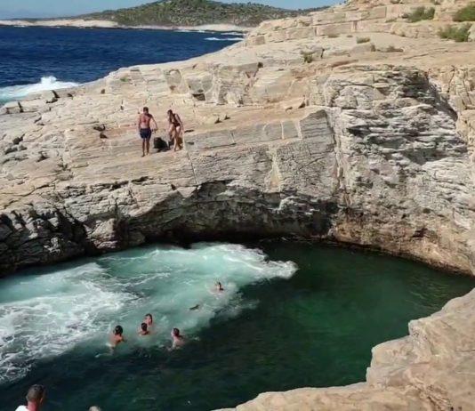 Luonnonmuovaama piiloallas Giola on helmi Thassoksen rantakalliossa