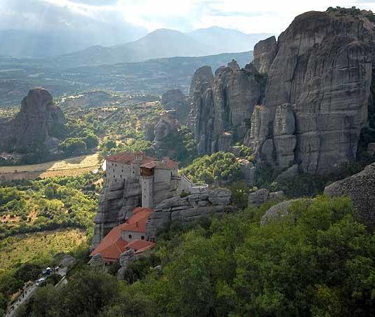 Meteoran UNESCO-kohde kiehtoo eeppisellä tunnelmallaan – maisemat kuin toisesta maailmasta Meteoran epärealistiset maisemat kuin toisesta maailmasta