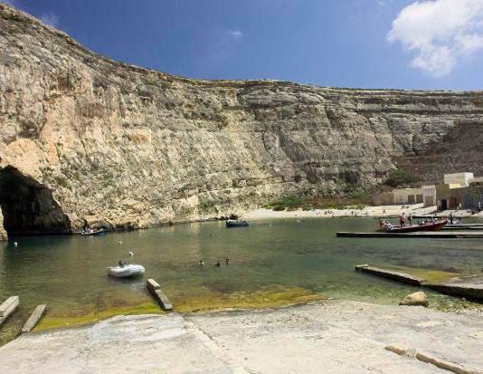 Gozon saaren erikoisuus: Luolan läpi sisämaasatamaan
