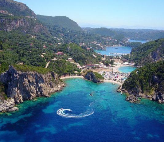 Kuvankaunis Palaiokastritsan ranta on unohtumaton kokemus Korfulla