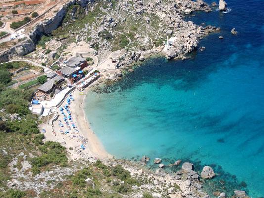 Paradise Bay hurmaa turkoosin ystävän Maltan luoteisrannikolla