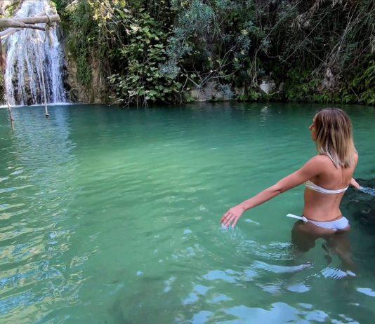 Adonis Bath Pafoksessa kutsuu kylpemään vesiputouksen ääreen
